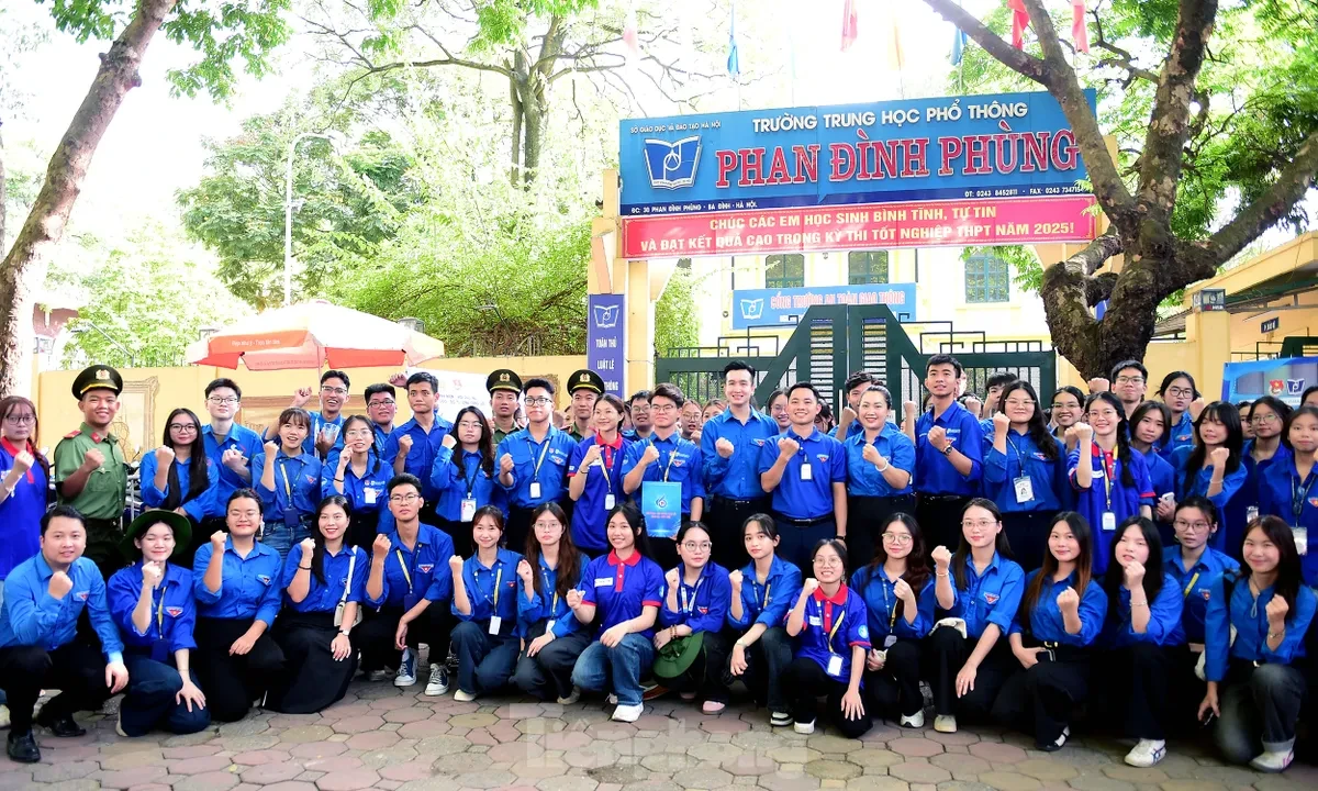 Tiếp sức mùa thi trên ‘con đường đẹp nhất Hà Nội’ ảnh 5