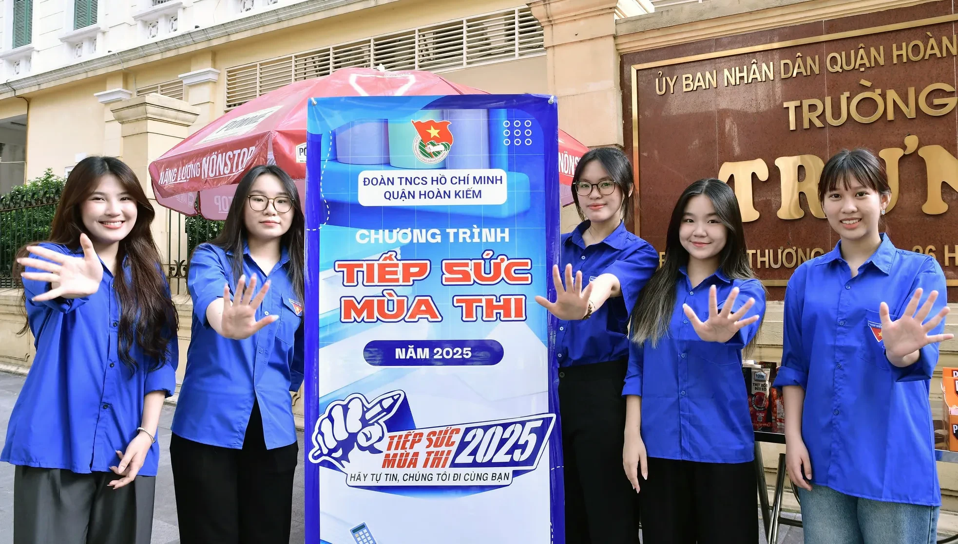 Tiếp sức mùa thi trên ‘con đường đẹp nhất Hà Nội’ ảnh 7