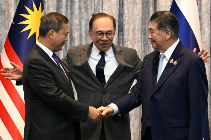 Thủ tướng Campuchia Hun Manet (trái), Thủ tướng Malaysia Anwar Ibrahim (giữa) và Quyền thủ tướng Thái Lan Phumtham Wechayachai (phải) tại họp báo chiều 28/7. Ảnh: AP