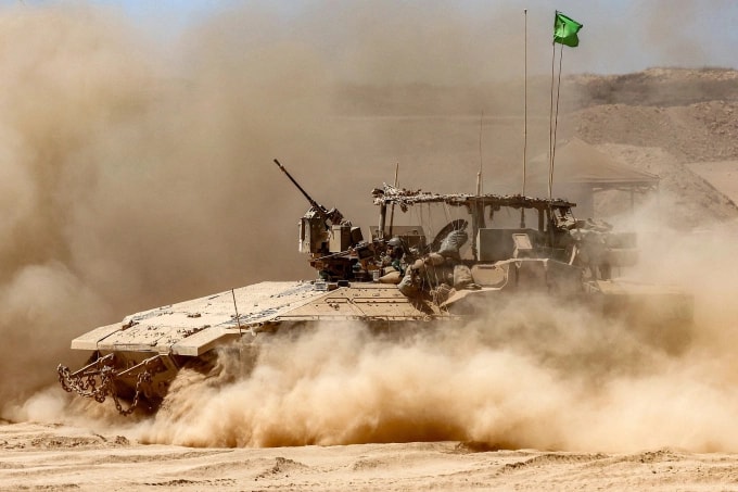 Thiết giáp Israel hoạt động tại miền trung Dải Gaza ngày 24/7. Ảnh: AFP