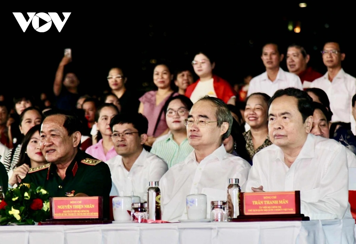 lanh dao Dang, nha nuoc du chuong trinh chinh luan nghe thuat duoi co vinh quang hinh anh 3
