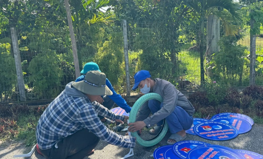Thanh niên xã Ứng Hoà tận tuỵ thực hiện các hạng mục công trình Thanh niên xã Ứng Hoà tận tuỵ thực hiện các hạng mục công trình