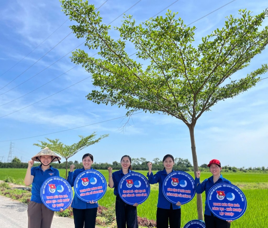 Đoàn viên, thanh niên địa phương Công nghệ và sắc xanh hòa nhịp trên con đường làng