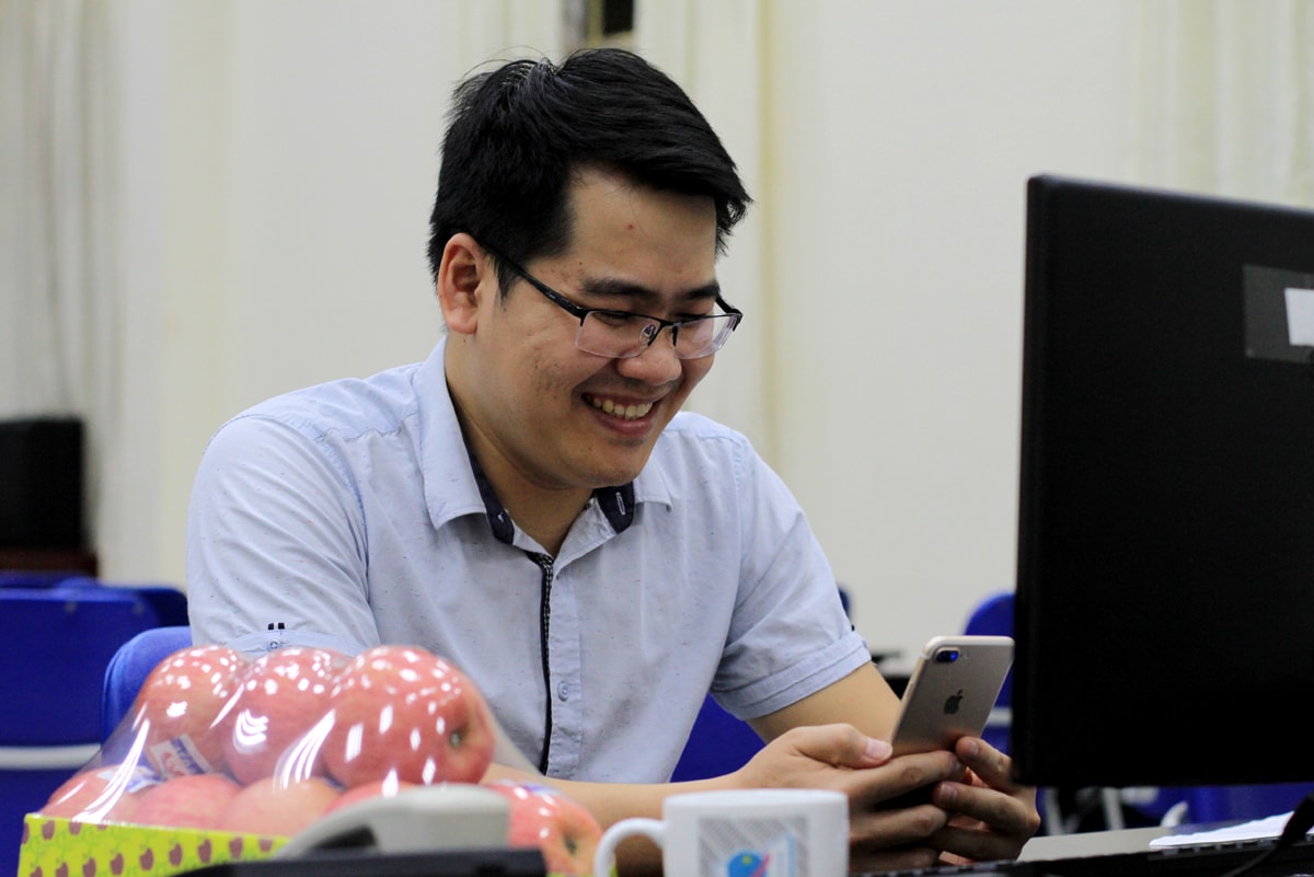 Bác sĩ Hồng gọi điện cho người vợ mới cưới cảm ơn vì giỏ hoa quả vợ gửi shipper mang đến trong tối 17/3. Ảnh: Phan Dương.
