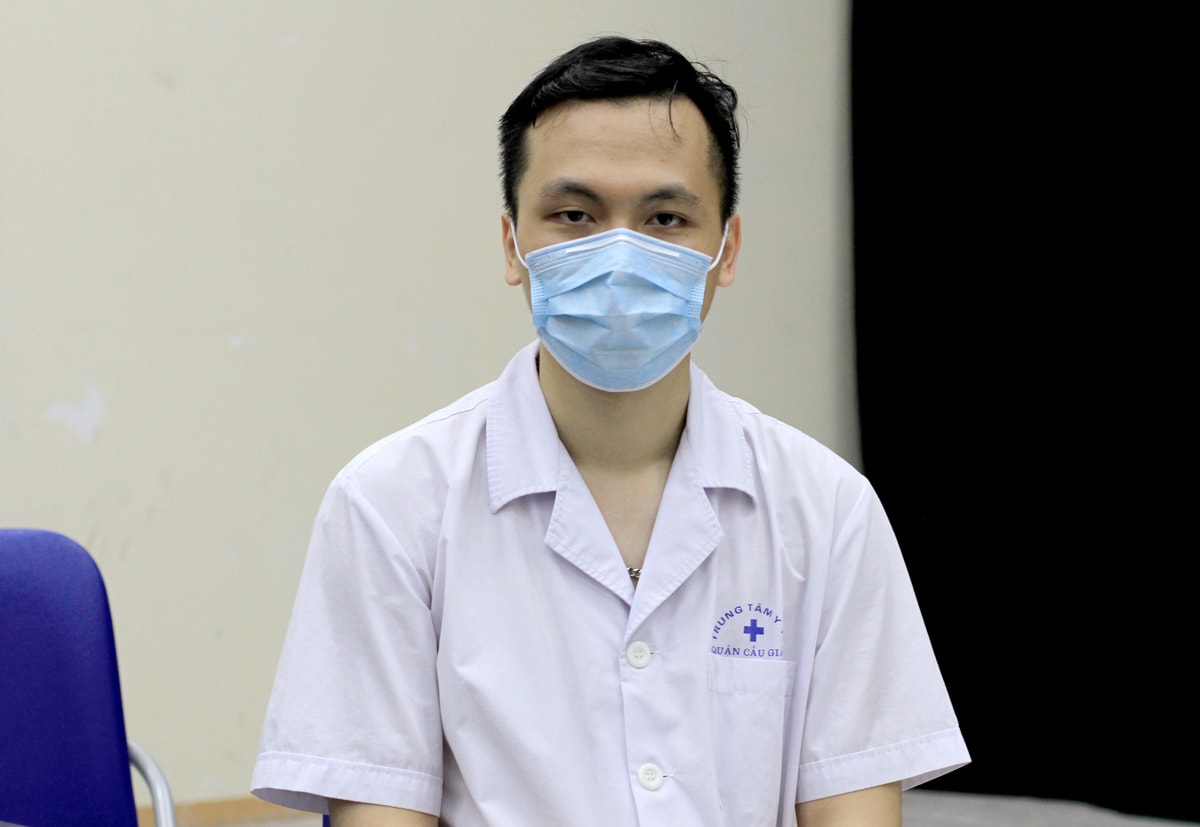 Bác sĩ Nguyễn Hải Linh mệt mỏi sau một ngày làm việc lấy hơn 40 mẫu bệnh phẩm. Anh ở tại cơ quan để trực từ 6/3, dù nhà cách đây 2 km. Ảnh: Phan Dương.