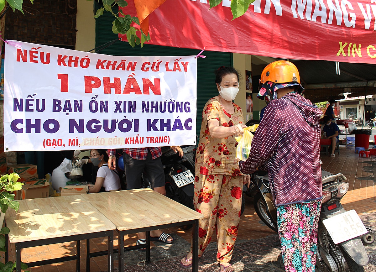 Bà Hân và gia đình mong muốn chia sẻ khó khăn với người nghèo đến hết ngày 15/4. Ảnh: Diệp Phan. 