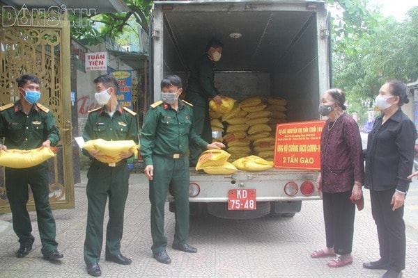 Cụ bà Hà Tĩnh 101 tuổi dành tiền tiết kiệm mua 2 tấn gạo ủng hộ chống dịch