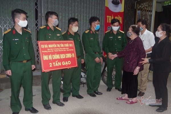 Cụ bà Hà Tĩnh 101 tuổi dành tiền tiết kiệm mua 2 tấn gạo ủng hộ chống dịch