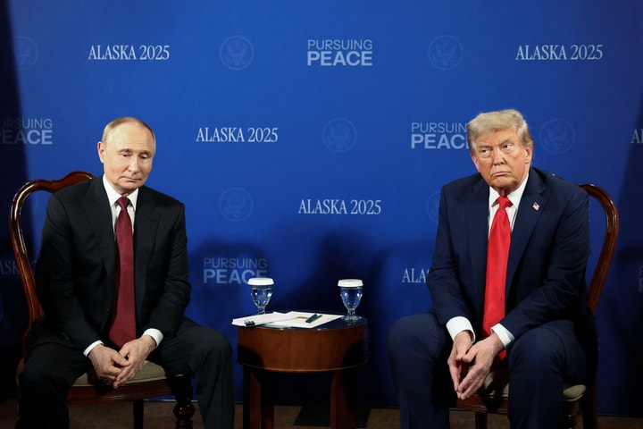 Tổng thống Nga Vladimir Putin và Tổng thống Mỹ Donald Trump trước khi bắt đầu hội đàm. (Ảnh: Reuters)