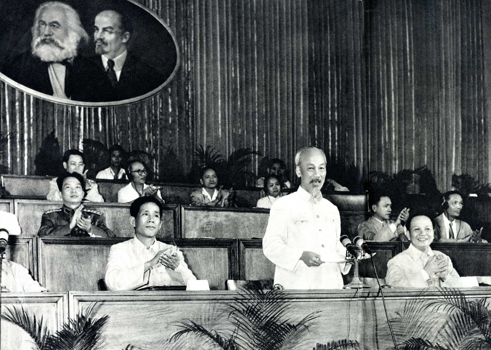 Ảnh Chủ tịch Hồ Chí Minh