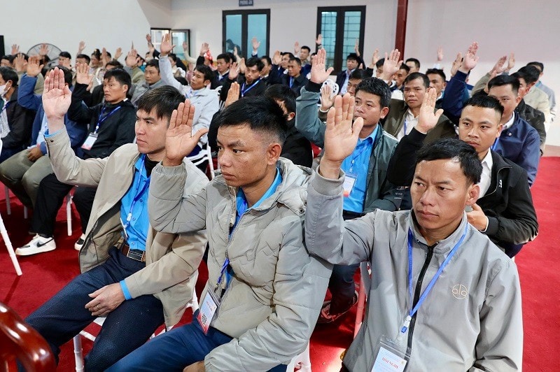 công nhân làm việc báo nhân dân
