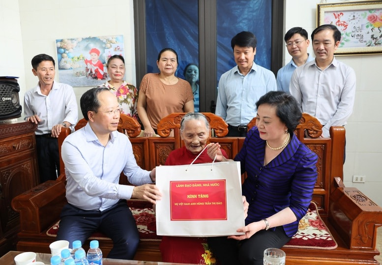 Bí thư Trung ương Đảng, Phó Thủ tướng Phạm Thị Thanh Trà và đoàn công tác thăm hỏi, tặng quà Mẹ Việt Nam Anh hùng Trần Thị Đào tại phường Thành Sen Ảnh VGPThu Giang