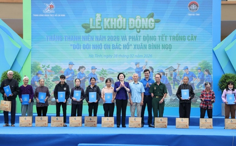 Phó Thủ tướng Chính phủ Phạm Thị Thanh Trà và Bí thư thứ nhất BCH Trung ương Đoàn TNCS Hồ Chí Minh Bùi Quang Huy tặng quà tri ân các gia đình chính sách Ảnh_ VGP Thu Giang