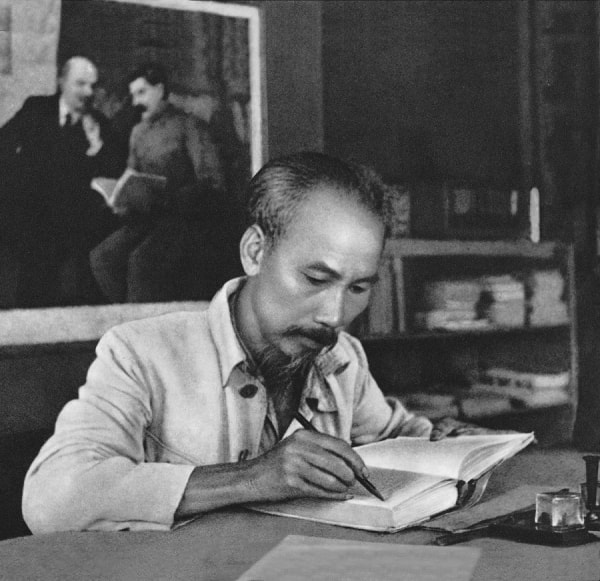 Tư tưởng Hồ Chí Minh mãi mãi soi đường cho sự nghiệp cách mạng của nhân dân ta giành thắng lợi - Ảnh: TTXVN