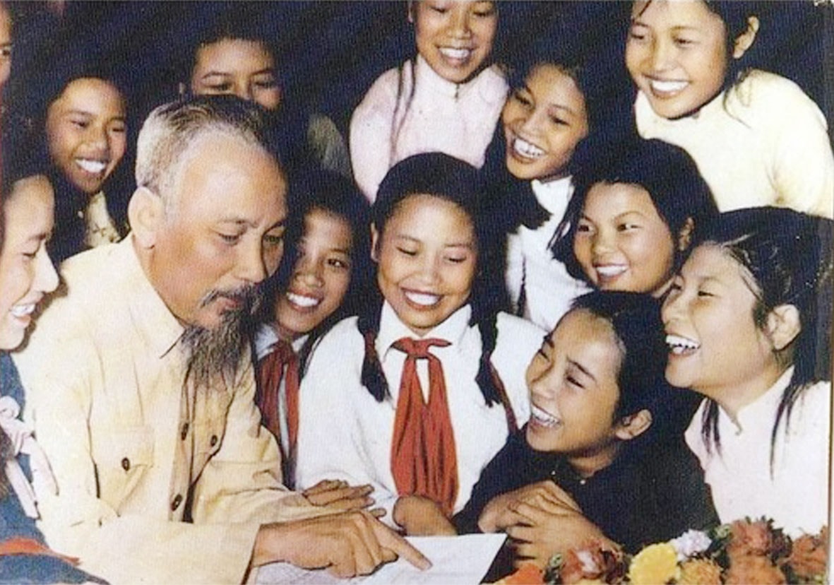 thanhnien.mediacdn.vn-uploaded-quochung-qc-2022_05_18-_chu-tich-ho-chi-minh-voi-cac-chau-thieu-nhi-7066.jpg