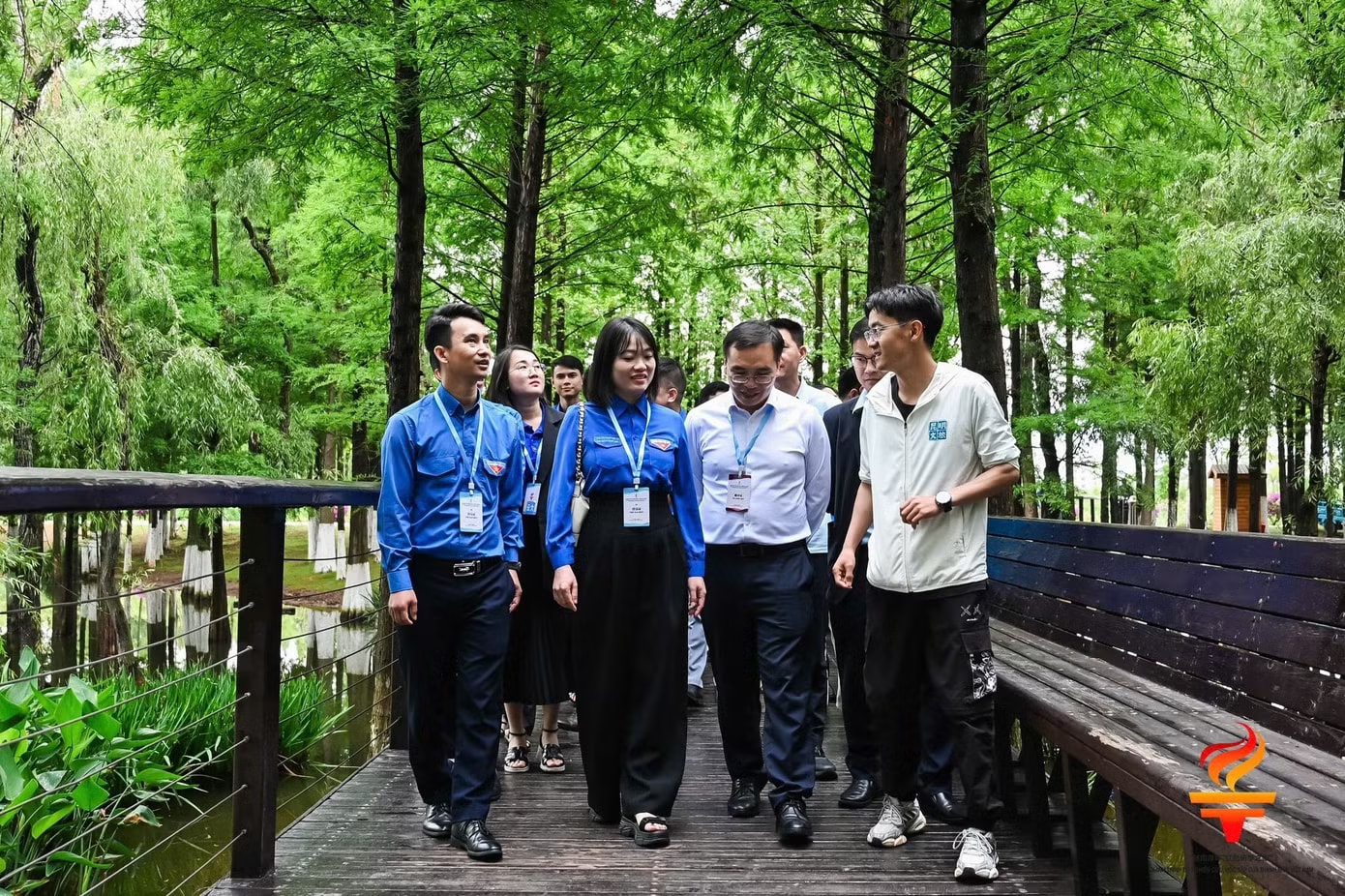 Đoàn đại biểu thanh niên tỉnh Lai Châu do đồng chí Bế Thị Bằng - Phó Bí thư Thường trực Tỉnh đoàn (thứ hai từ trái sang) làm Trưởng đoàn cùng 44 đại biểu thanh niên tiêu biểu trên địa bàn tỉnh Lai Châu đã tham gia chương trình. Thanh niên tham gia 'Hành trình đỏ' tại Vân Nam, Trung Quốc - Ảnh 1.
