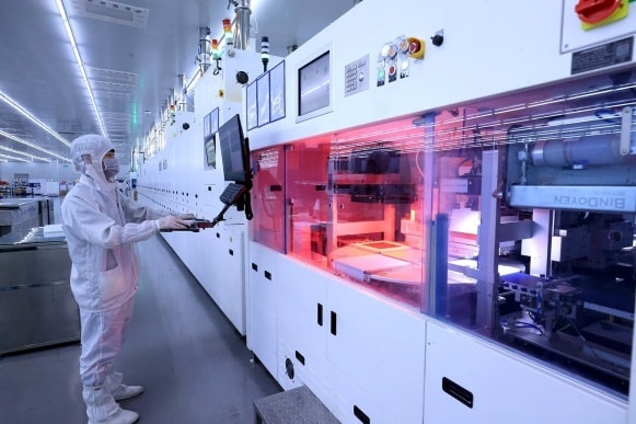 Vận hành dây chuyền sản xuất pin năng lượng mặt trời tại Công ty TNHH Toyo Solar tại khu công nghiệp Cẩm Khê, tỉnh Phú Thọ - một lĩnh vực trong chiến lược công nghệ mới trong kỷ nguyên phát triển mới (Ảnh: TTXVN)