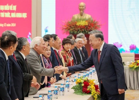 Tổng Bí thư Tô Lâm với các đại biểu trí thức, nhà khoa học có nhiều thành tích, đóng góp, đang hoạt động trong các ngành, lĩnh vực nghiên cứu, ứng dụng, giáo dục và đào tạo trên toàn quốc (Ảnh: TTXVN)