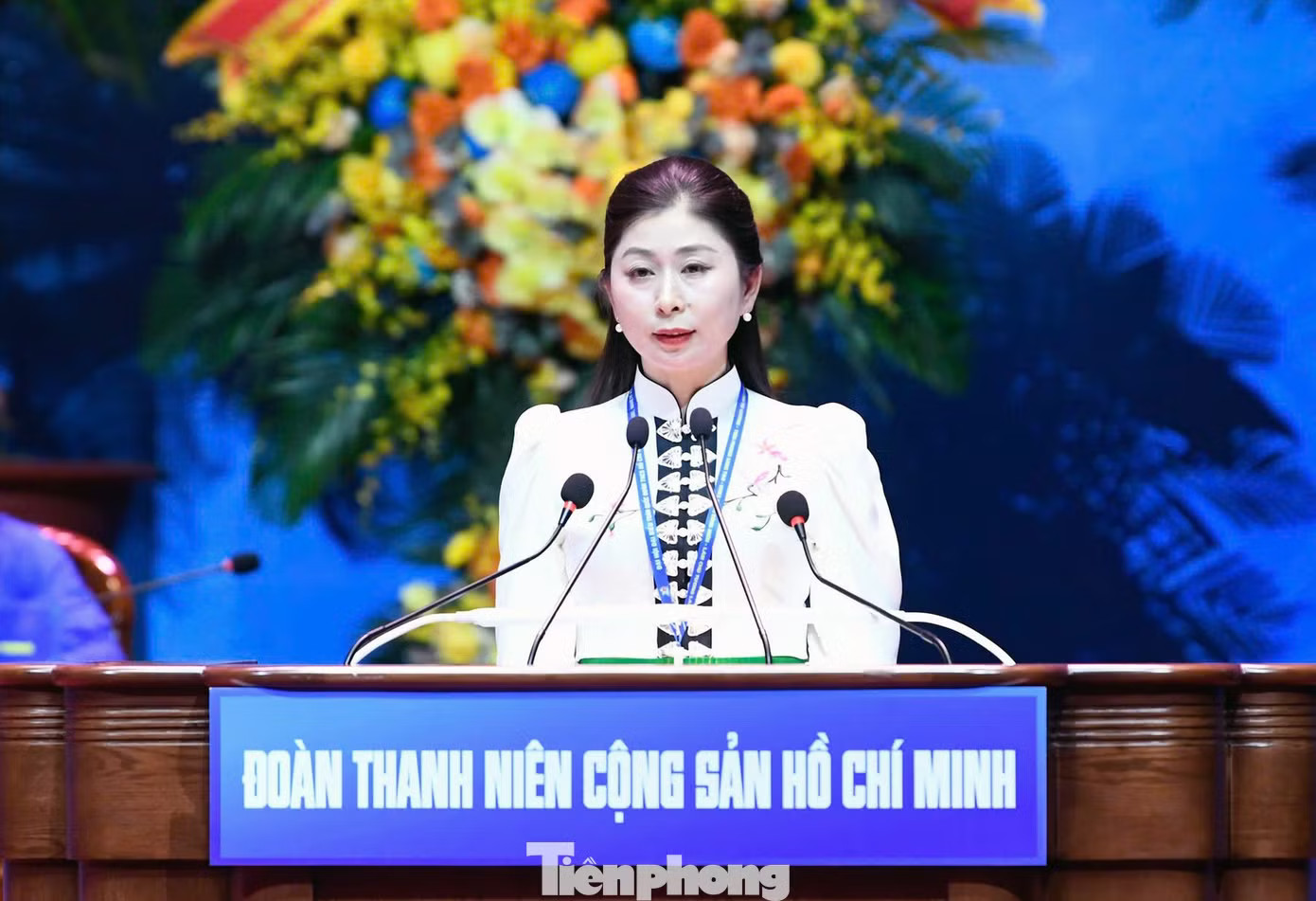 Chị Cầm Thị Huyền Trang - Bí thư Tỉnh Đoàn Sơn La trình bày báo cáo tổng hợp ý kiến thảo luận tại các tổ về báo cáo kiểm điểm của Ban Chấp hành T.Ư Đoàn khóa XII. Triển khai ngay những nội dung đã được Đại hội Đoàn toàn quốc lần thứ XIII thông qua - Ảnh 3.