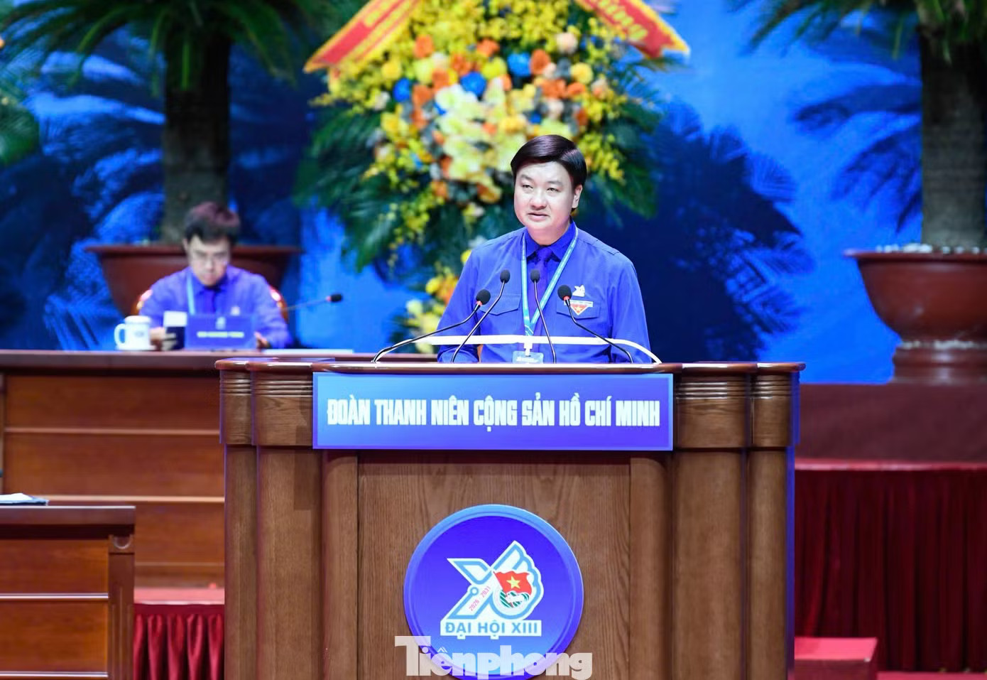 Anh Trần Ngọc Nam - Ủy viên Ban Thường vụ T.Ư Đoàn, Bí thư Tỉnh Đoàn Ninh Bình trình bày báo cáo tổng hợp kết quả thảo luận tại các diễn đàn. Ảnh: Như Ý Triển khai ngay những nội dung đã được Đại hội Đoàn toàn quốc lần thứ XIII thông qua - Ảnh 2.