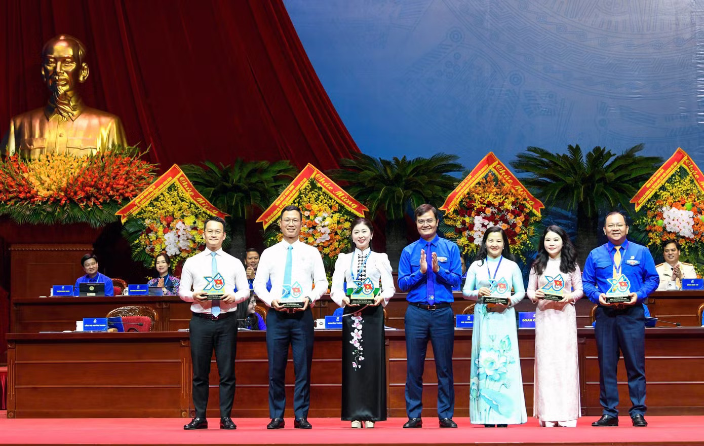 Anh Bùi Quang Huy - Bí thư thứ nhất T.Ư Đoàn tặng quà chia tay các anh, chị thôi tham gia Ban Thường vụ T.Ư Đoàn. Triển khai ngay những nội dung đã được Đại hội Đoàn toàn quốc lần thứ XIII thông qua - Ảnh 8.