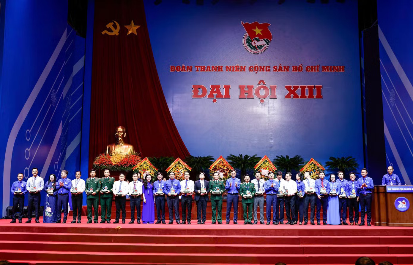 Ban Bí thư T.Ư Đoàn tặng quà chia tay các anh, chị thôi tham gia Ban Chấp hành T.Ư Đoàn. Triển khai ngay những nội dung đã được Đại hội Đoàn toàn quốc lần thứ XIII thông qua - Ảnh 9.