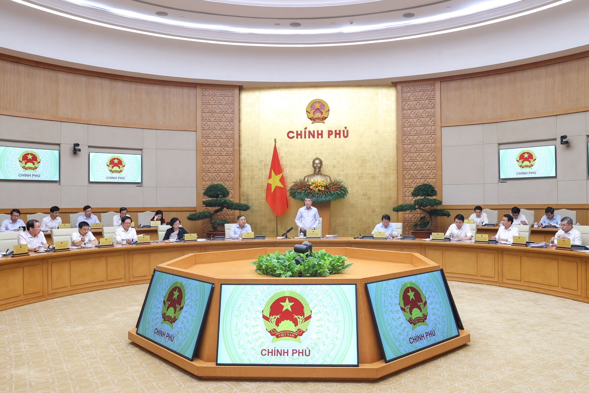 Thủ tướng Lê Minh Hưng: Không đẩy khó khăn cho người dân, doanh nghiệp trong thiết kế chính sách và xây dựng pháp luật- Ảnh 1.