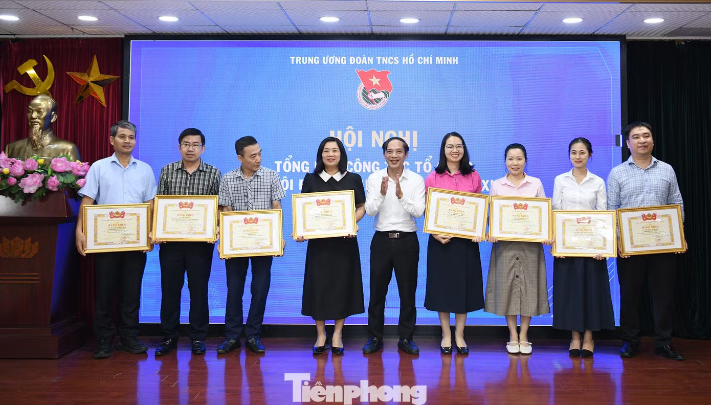 cdn.tienphong.vn-images-d511a6d14382e01e73a5032dd2895334516c47ac5a42031bb3e0c153e5a990b71f6b1d9fb84acf1dfde9d8aa197ff29391c395aaa9493e5cdaf349cad3d4a15e-_tp-tongket-daihoi8.jpg.avif