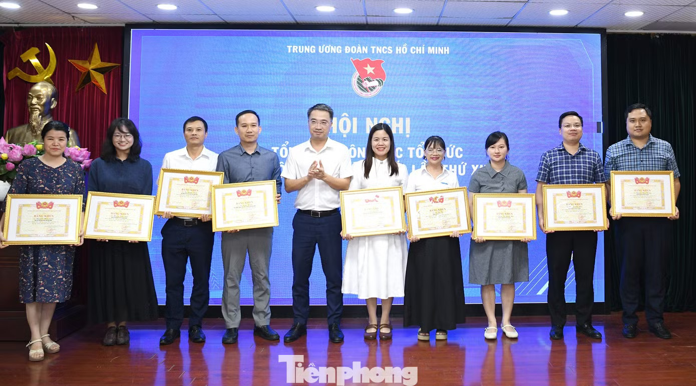 cdn.tienphong.vn-images-d511a6d14382e01e73a5032dd2895334516c47ac5a42031bb3e0c153e5a990b73191ba890525e6b654926efc6a28fa9191c395aaa9493e5cdaf349cad3d4a15e-_tp-tongket-daihoi7.jpg.avif