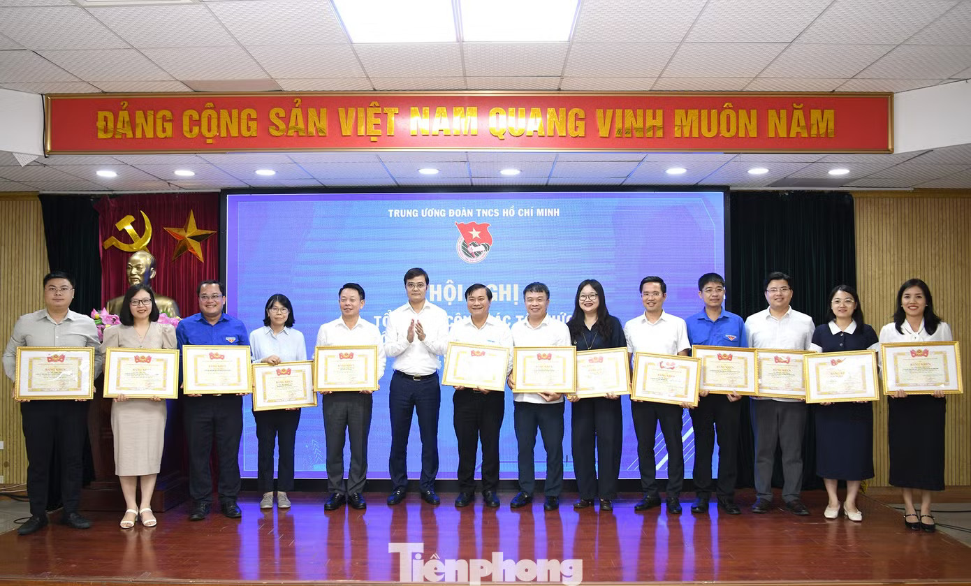 cdn.tienphong.vn-images-d511a6d14382e01e73a5032dd2895334516c47ac5a42031bb3e0c153e5a990b78185cec20c0be2b9ac96a48be56f2bb391c395aaa9493e5cdaf349cad3d4a15e-_tp-tongket-daihoi4.jpg.avif