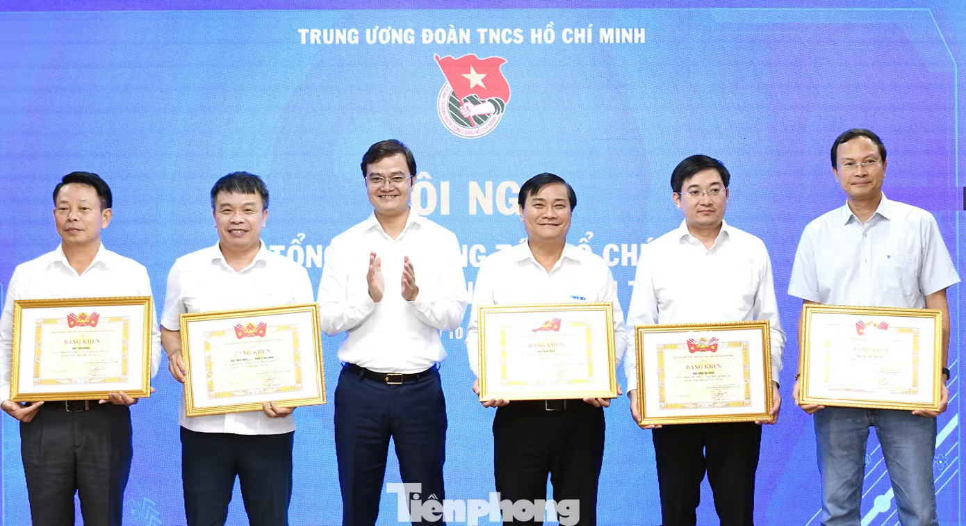 cdn.tienphong.vn-images-d511a6d14382e01e73a5032dd2895334516c47ac5a42031bb3e0c153e5a990b7d07e8e199770d2a03f88a4501f61fb5891c395aaa9493e5cdaf349cad3d4a15e-_tp-tongket-daihoi3.jpg.avif
