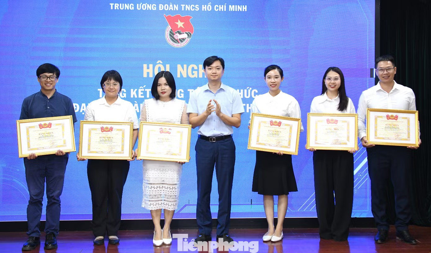 cdn.tienphong.vn-images-d511a6d14382e01e73a5032dd2895334516c47ac5a42031bb3e0c153e5a990b7f8560137ea2218b7beeade86fb446c3091c395aaa9493e5cdaf349cad3d4a15e-_tp-tongket-daihoi6.jpg.avif