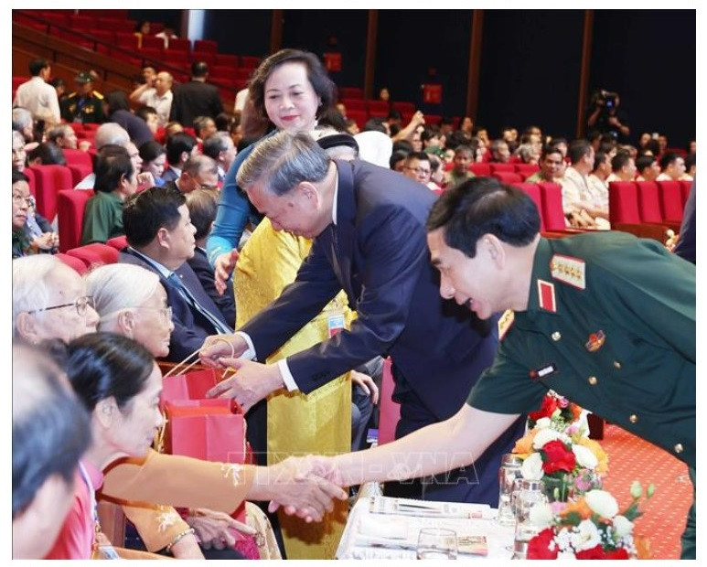 Tổng Bí thư Tô Lâm tặng quà cho người có công, nhân chứng lịch sử tiêu biểu. Ảnh: Thống Nhất/TTXVN