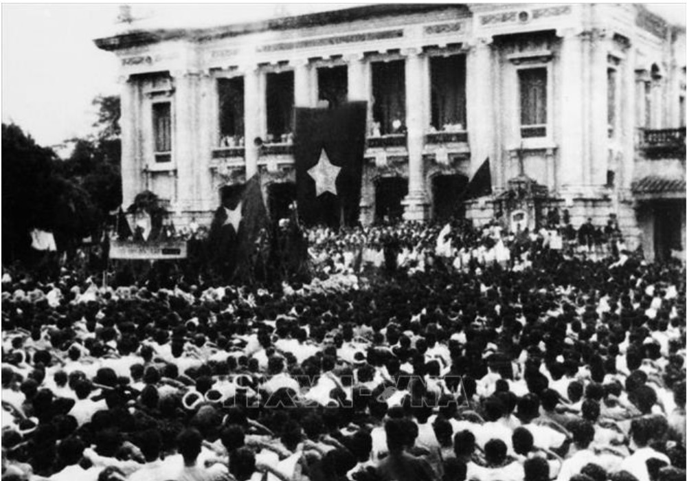 Sáng 19-8-1945, hàng chục vạn người dân ở Hà Nội và các tỉnh lân cận theo các ngả đường kéo về quảng trường Nhà hát lớn Hà Nội dự cuộc meeting lớn chưa từng có của quần chúng cách mạng hưởng ứng cuộc Tổng khởi nghĩa giành chính quyền. Ảnh Tư liệu TTXVN. Nguồn: https://vov.vn/chinh-tri/cach-mang-thang-tam-va-tinh-than-doan-ket-de-day-lui-dai-dich-covid-19-hom-nay-883674.vov, truy cập 16-7-2026.