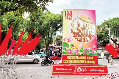 Cờ hoa chào mừng ngày Quốc khánh được trang trí tại các tuyến phố trung tâm.
