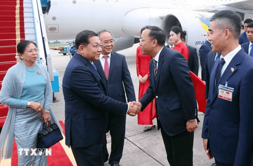 Tổng thống Myanmar và Phu nhân đến Hà Nội, bắt đầu thăm chính thức Việt Nam- Ảnh 2.