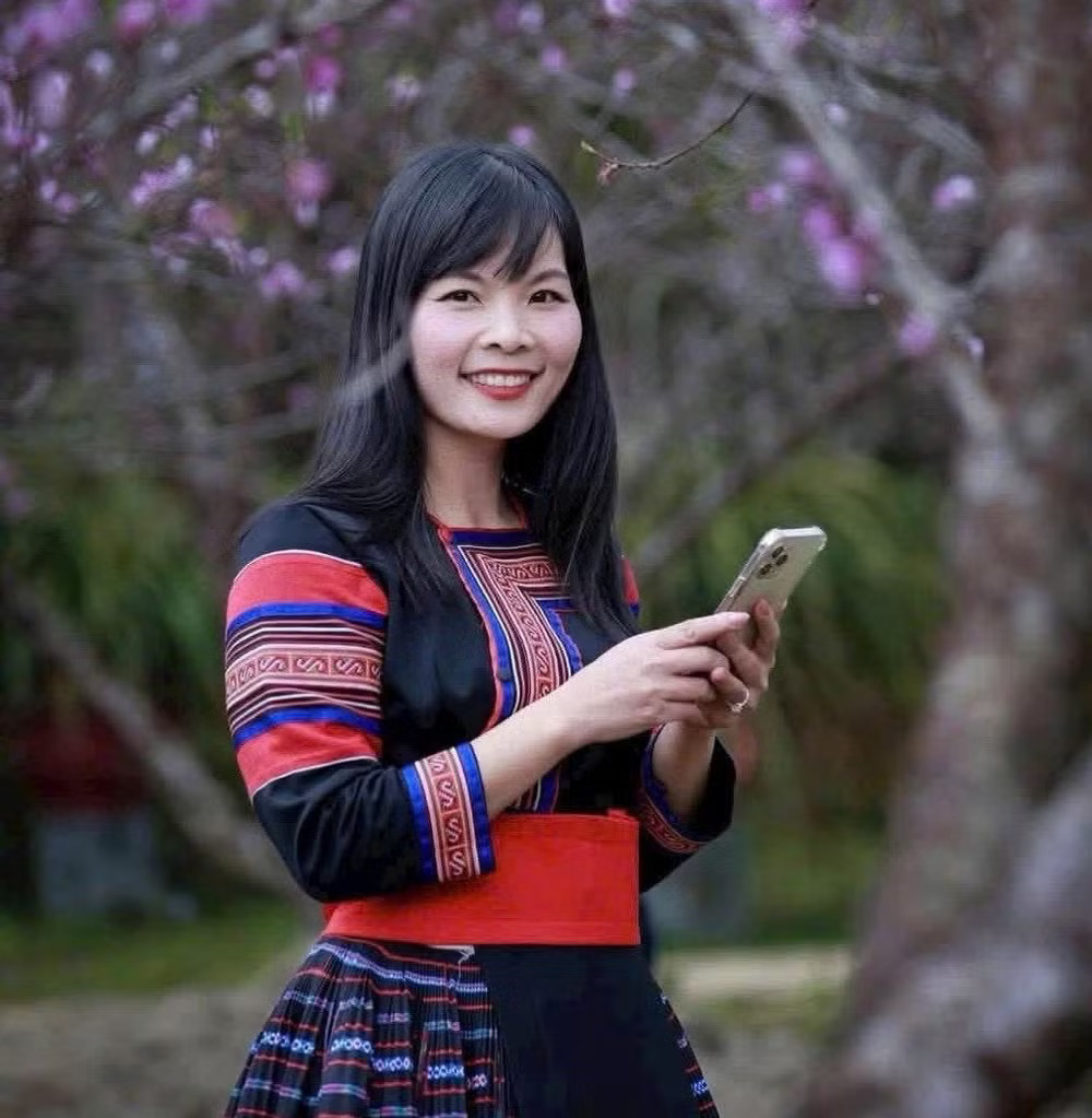 Cô giáo Nguyễn Thanh Thanh, giảng dạy bộ môn Mĩ thuật tại Trường Phổ thông dân tộc nội trú Trung học phổ thông tỉnh Lai Châu 5-6759.jpg