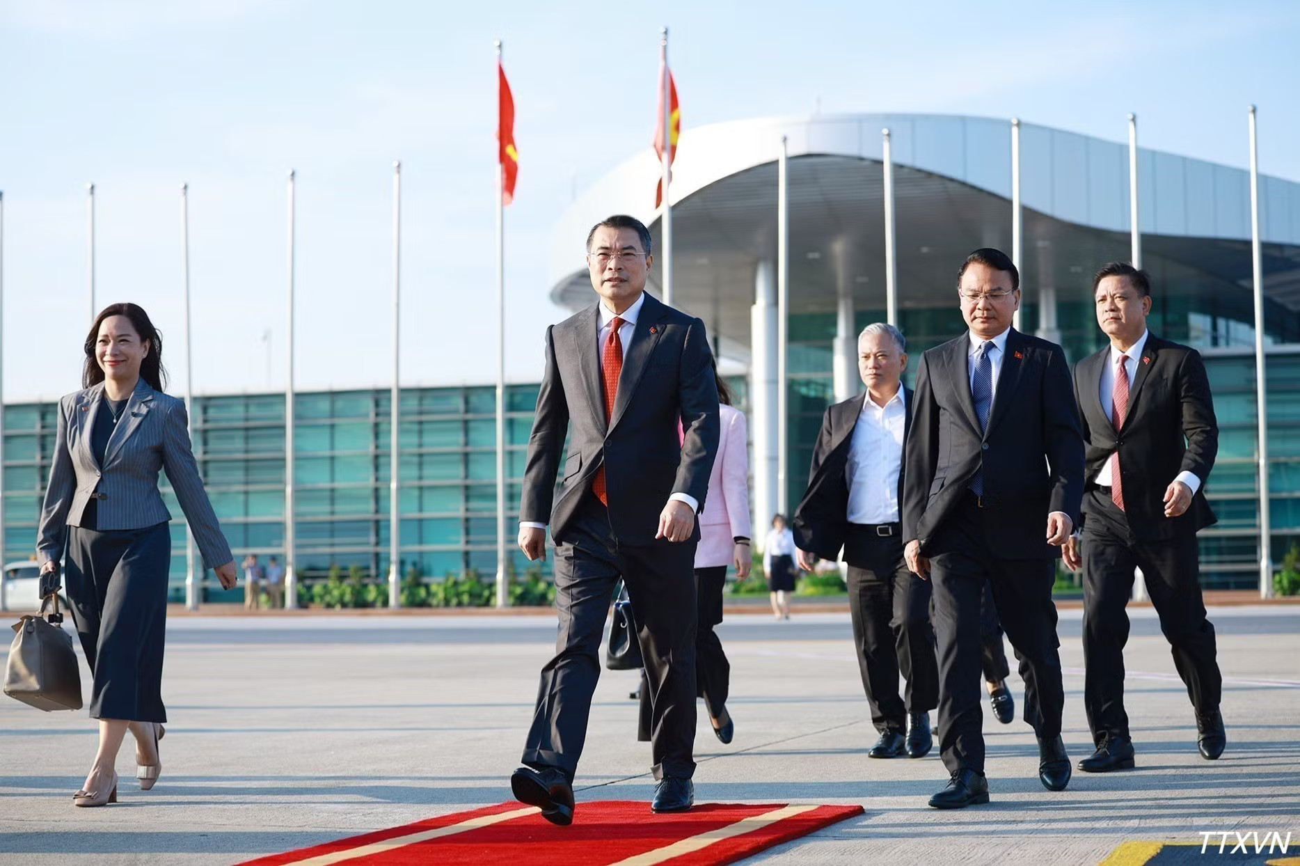 Thủ tướng Lê Minh Hưng rời Hà Nội sang tham dự Hội nghị thượng đỉnh BRICS lần thứ 18 và làm việc song phương tại Ấn Độ. (Ảnh: Dương Giang/TTXVN) vna-potal-thu-tuong-len-duong-tham-du-hoi-nghi-thuong-dinh-brics-lan-thu-18-tai-an-do-3915.jpg