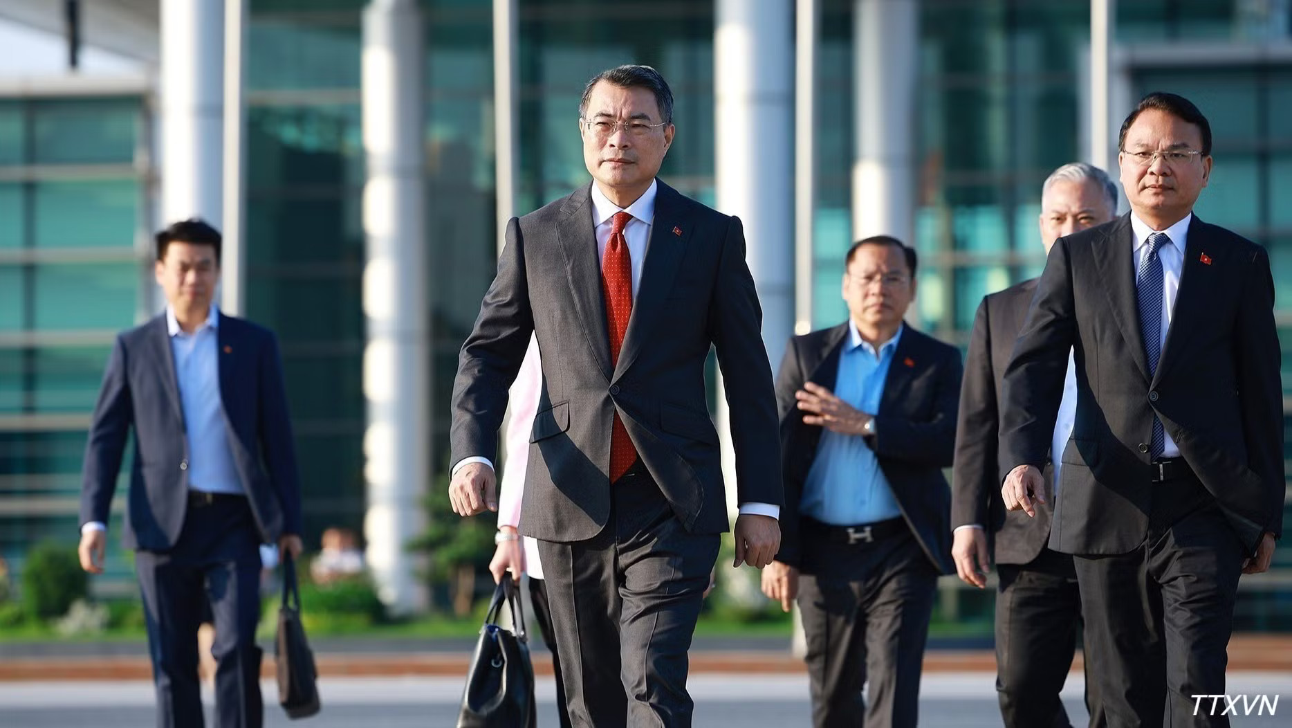 Thủ tướng Lê Minh Hưng rời Hà Nội sang tham dự Hội nghị thượng đỉnh BRICS lần thứ 18 và làm việc song phương tại Ấn Độ. (Ảnh: Dương Giang/TTXVN) vna-potal-thu-tuong-len-duong-tham-du-hoi-nghi-thuong-dinh-brics-lan-thu-18-tai-an-do-9478.jpg