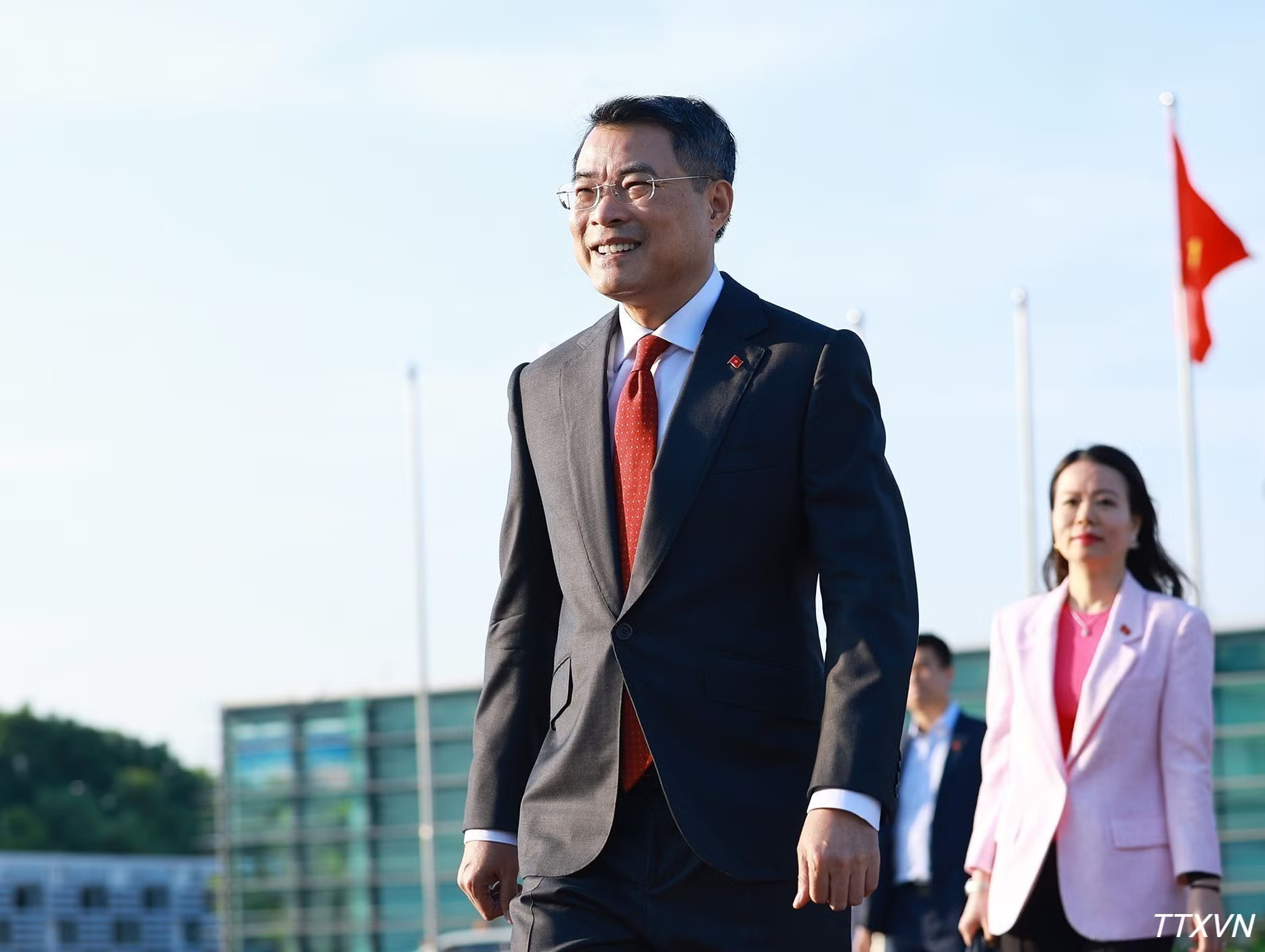 Thủ tướng Lê Minh Hưng rời Hà Nội sang tham dự Hội nghị thượng đỉnh BRICS lần thứ 18 và làm việc song phương tại Ấn Độ. (Ảnh: Dương Giang/TTXVN) vna-potal-thu-tuong-len-duong-tham-du-hoi-nghi-thuong-dinh-brics-lan-thu-18-tai-an-do-4515.jpg