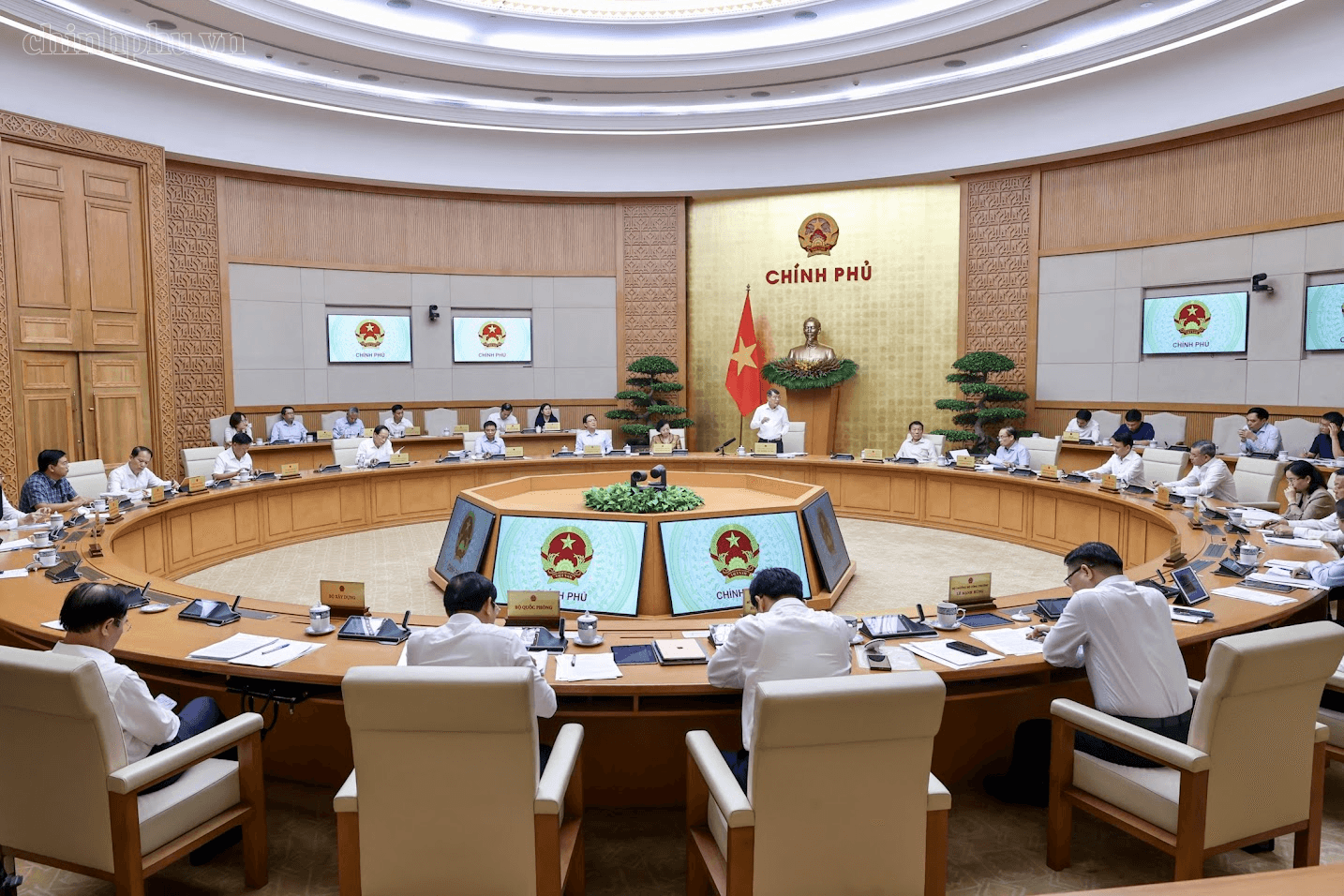 Thủ tướng: Tuyệt đối không để lợi ích cục bộ, lợi ích ngành, lợi ích nhóm chi phối chính sách- Ảnh 7.