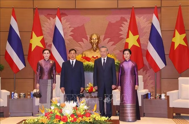 Nhà vua Thái Lan và Hoàng hậu kết thúc tốt đẹp chuyến thăm Việt Nam- Ảnh 1.