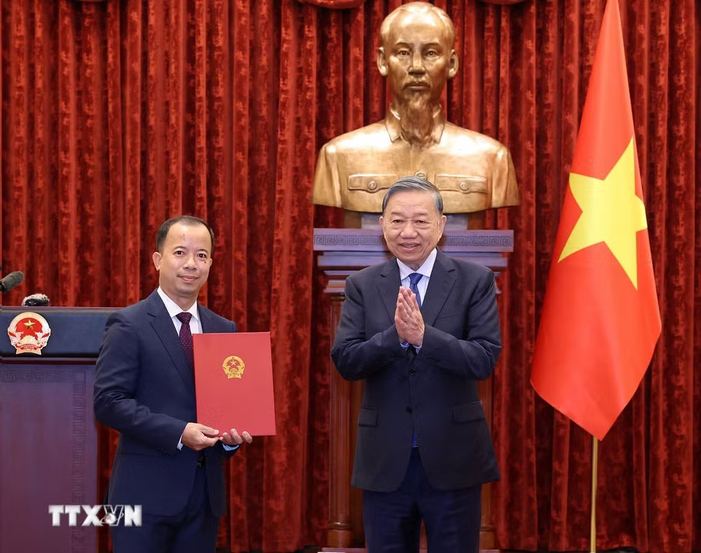 Tổng Bí thư, Chủ tịch nước Tô Lâm trao quyết định bổ nhiệm 2 Đại sứ Việt Nam tại nước ngoài- Ảnh 2.