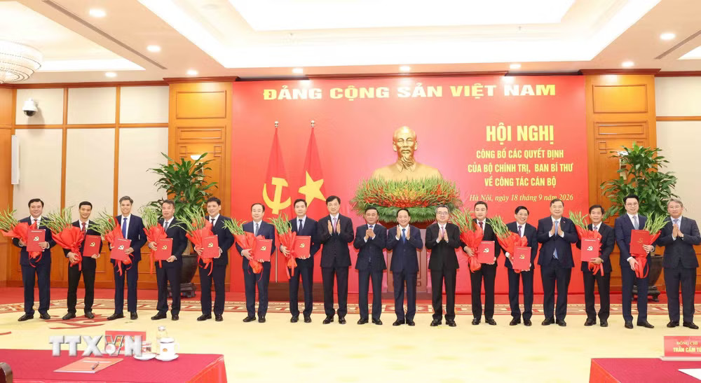 Công bố 12 quyết định của Bộ Chính trị, Ban Bí thư về công tác cán bộ- Ảnh 2.