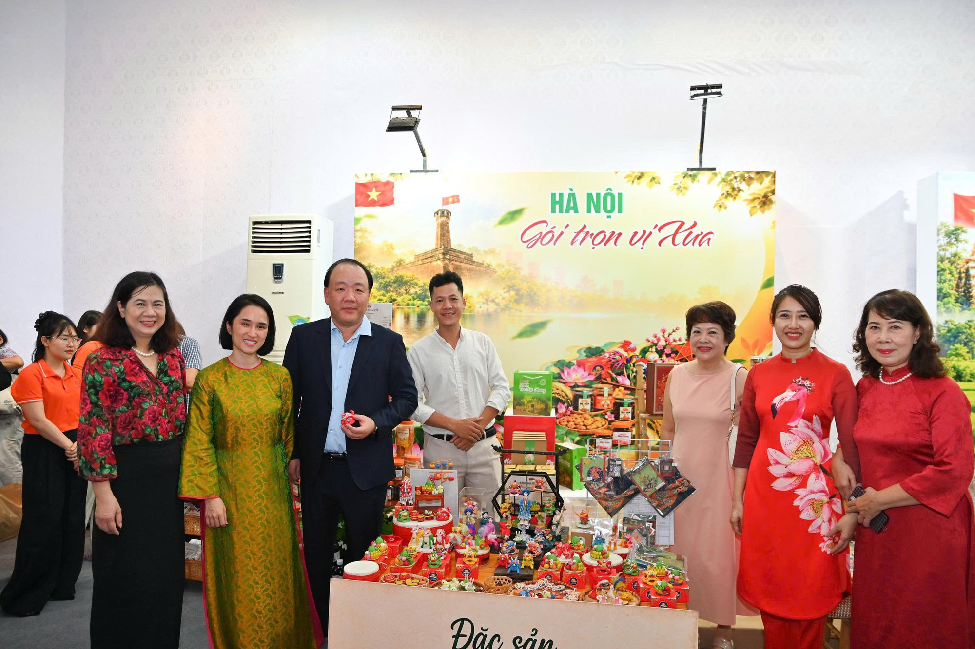 Khai mạc Tuần lễ sản phẩm Việt - Lào tại Hà Nội- Ảnh 6.