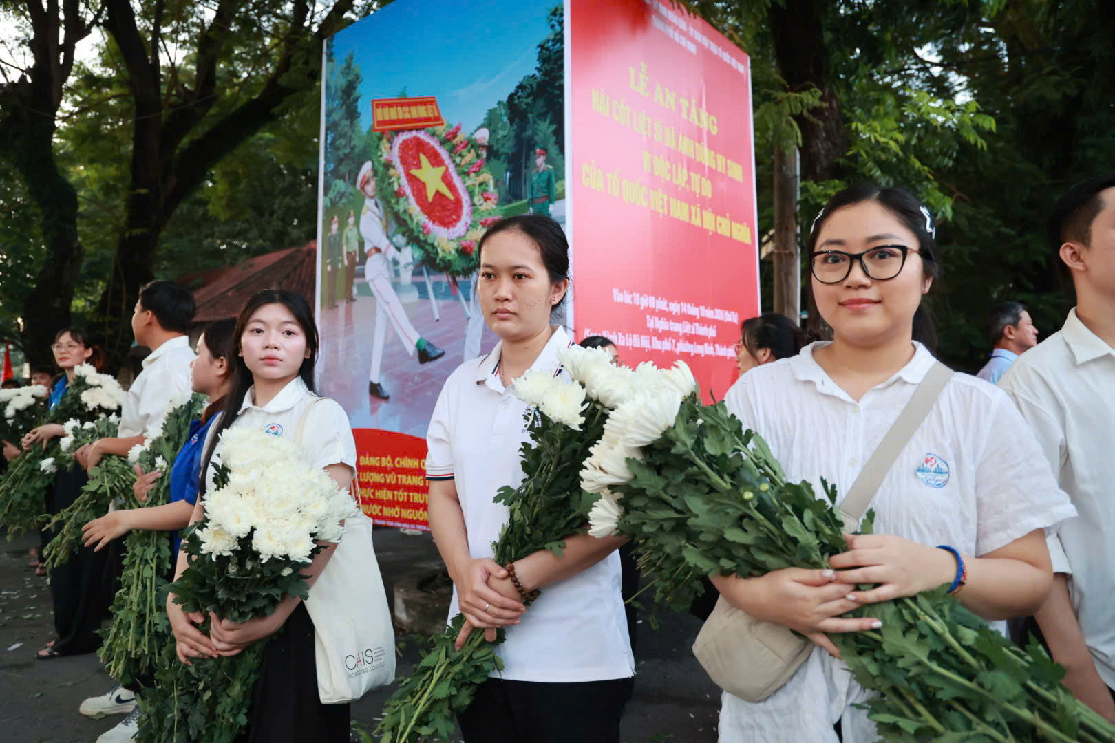 Trang nghiêm lễ viếng, truy điệu và an táng 731 hài cốt liệt sĩ tại TPHCM- Ảnh 17.