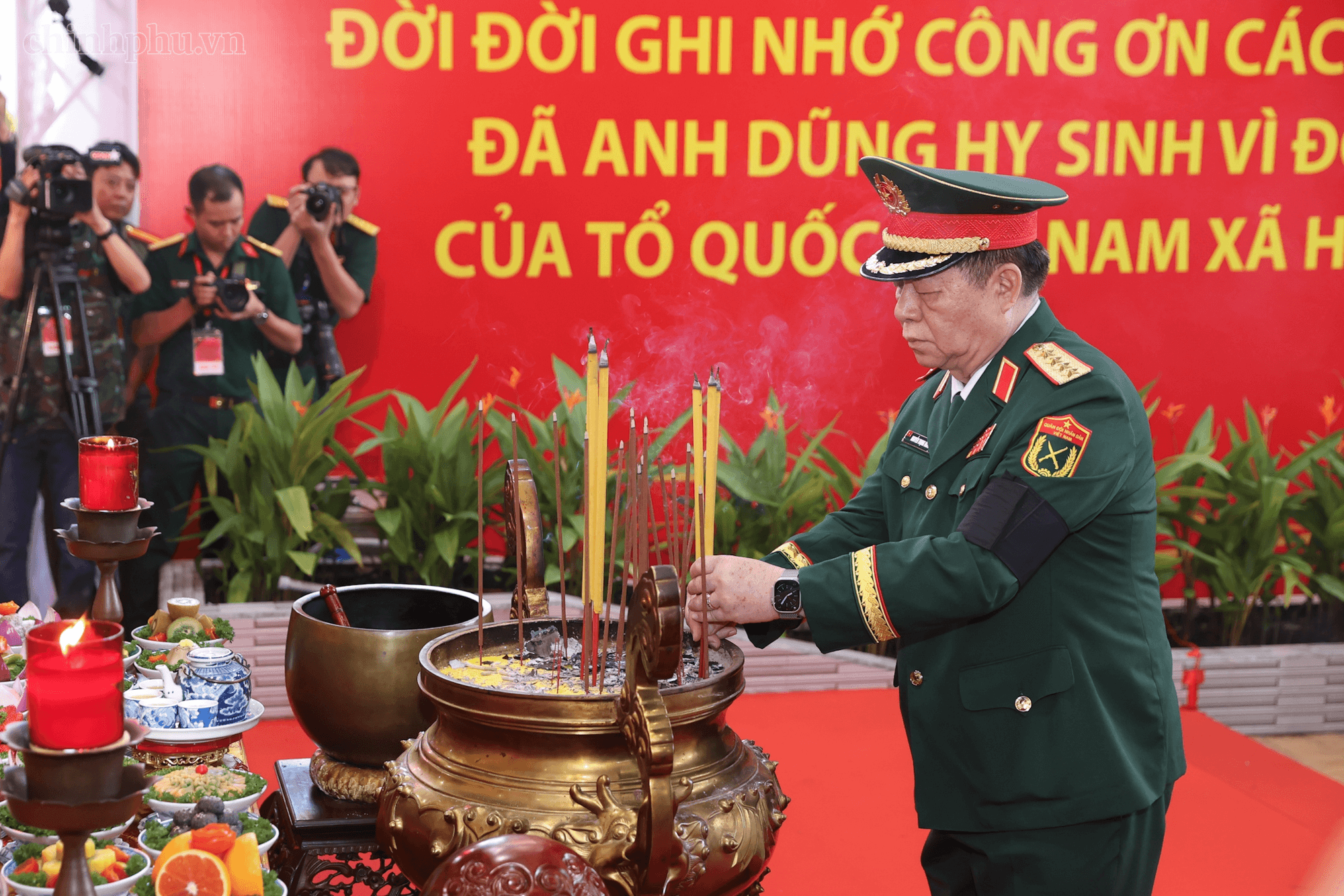 Trang nghiêm lễ viếng, truy điệu và an táng 731 hài cốt liệt sĩ tại TPHCM- Ảnh 9.