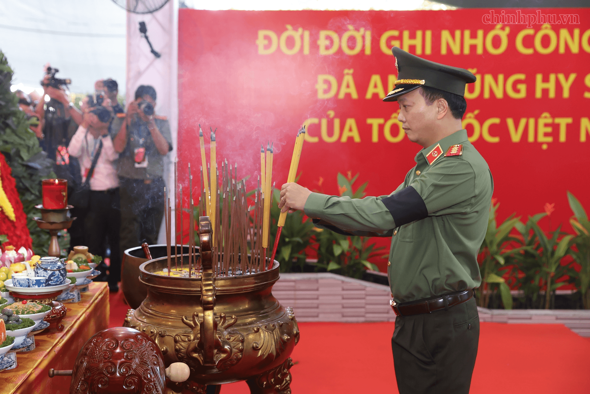 Trang nghiêm lễ viếng, truy điệu và an táng 731 hài cốt liệt sĩ tại TPHCM- Ảnh 10.