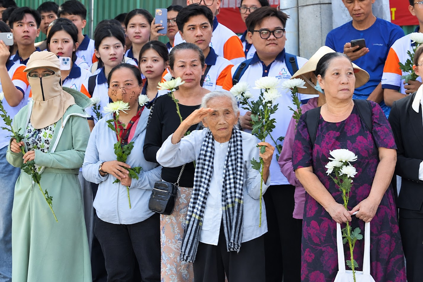 Trang nghiêm lễ viếng, truy điệu và an táng 731 hài cốt liệt sĩ tại TPHCM- Ảnh 23.