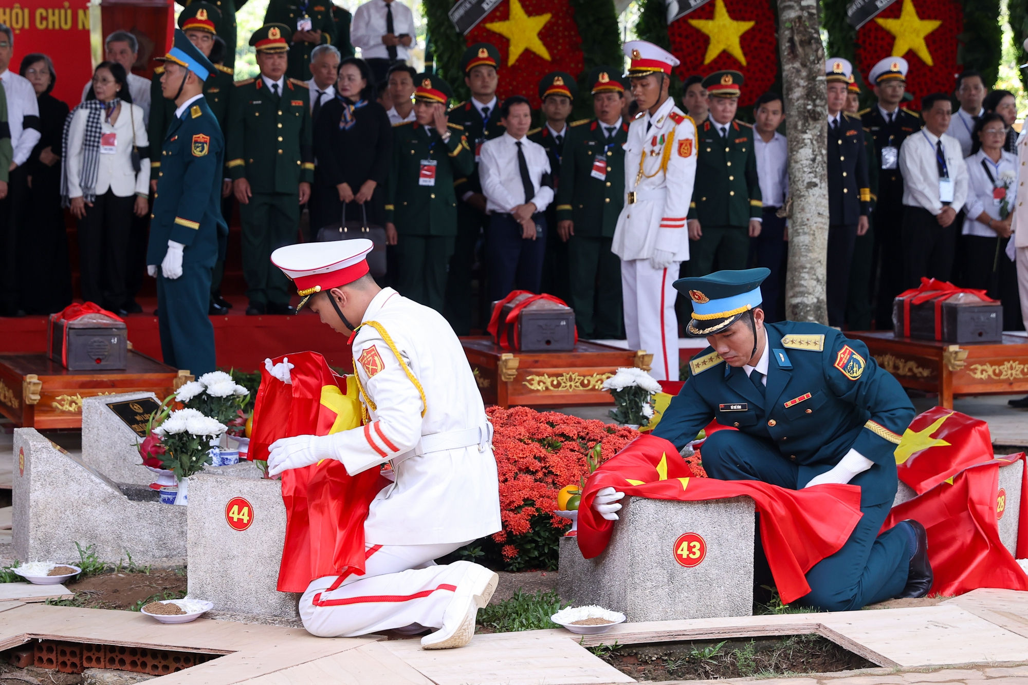 Trang nghiêm lễ viếng, truy điệu và an táng 731 hài cốt liệt sĩ tại TPHCM- Ảnh 28.